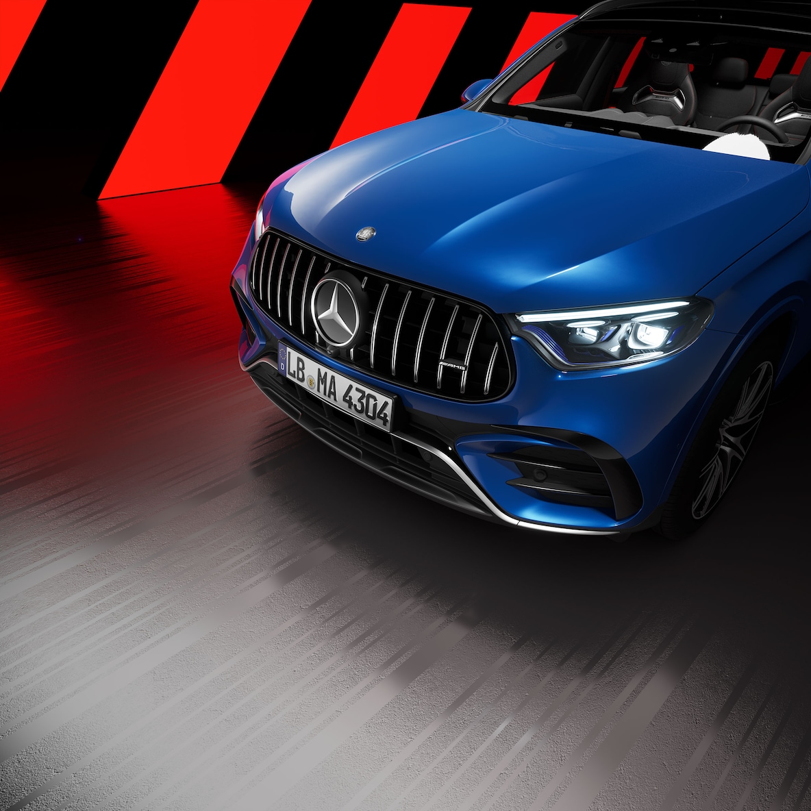 Vista lateral da secção dianteira de um Mercedes-AMG GLC SUV com o AMG Exterior Night Package. 