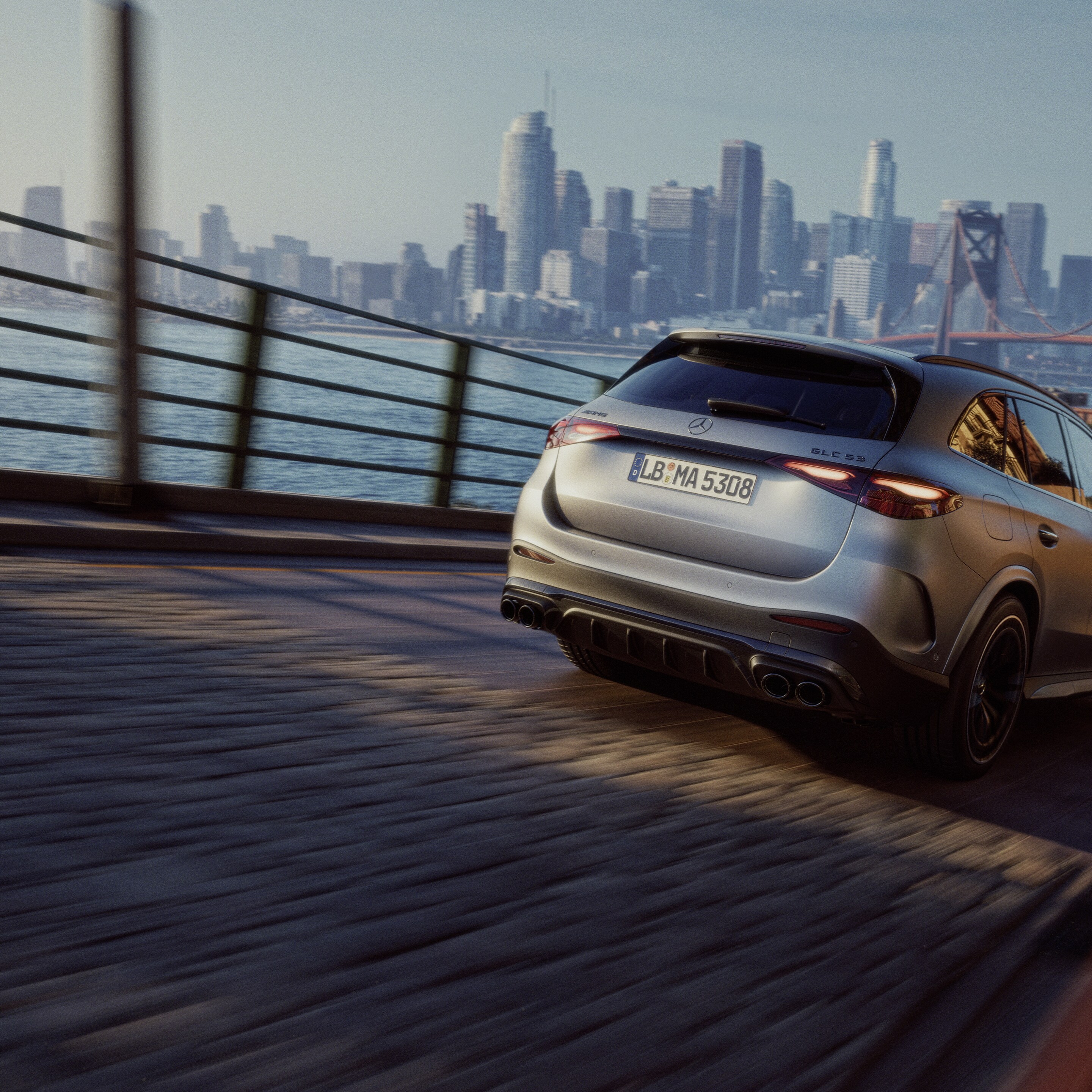 Performance do novo Mercedes-AMG GLC SUV.