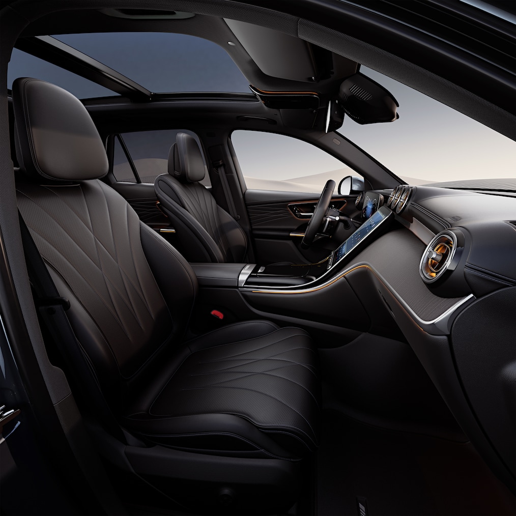 Vista detalhada do cockpit com displays num Mercedes-Benz GLC.