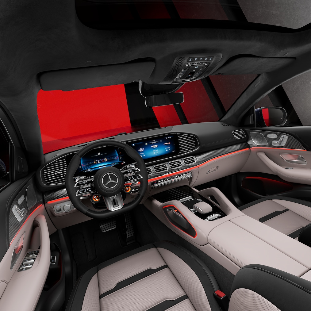 Vista lateral dos bancos dianteiros e cockpit de um Mercedes-AMG GLE Coupé.
