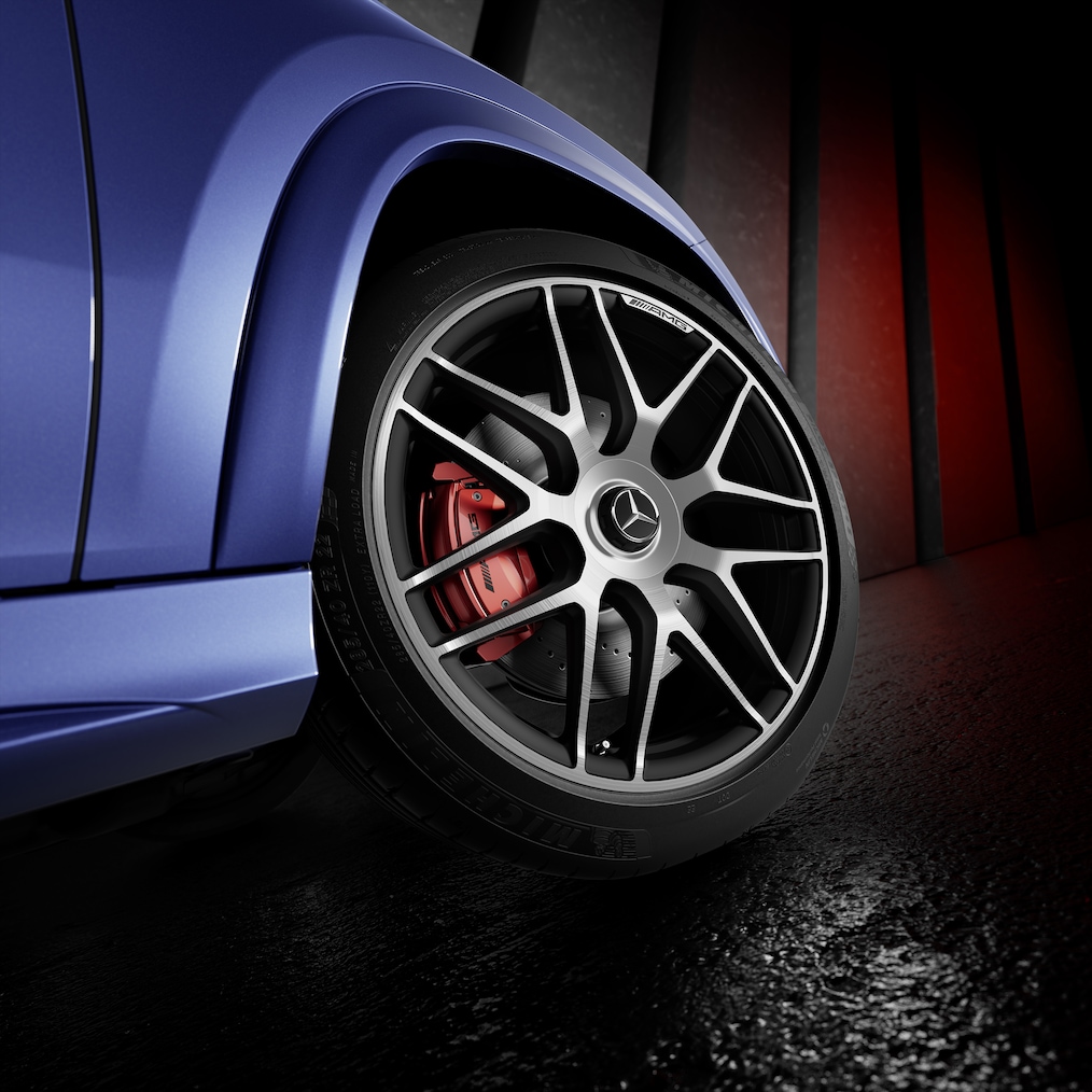 As jantes forjadas AMG com um design de raios cruzados do Mercedes-AMG GLE Coupé 53. 