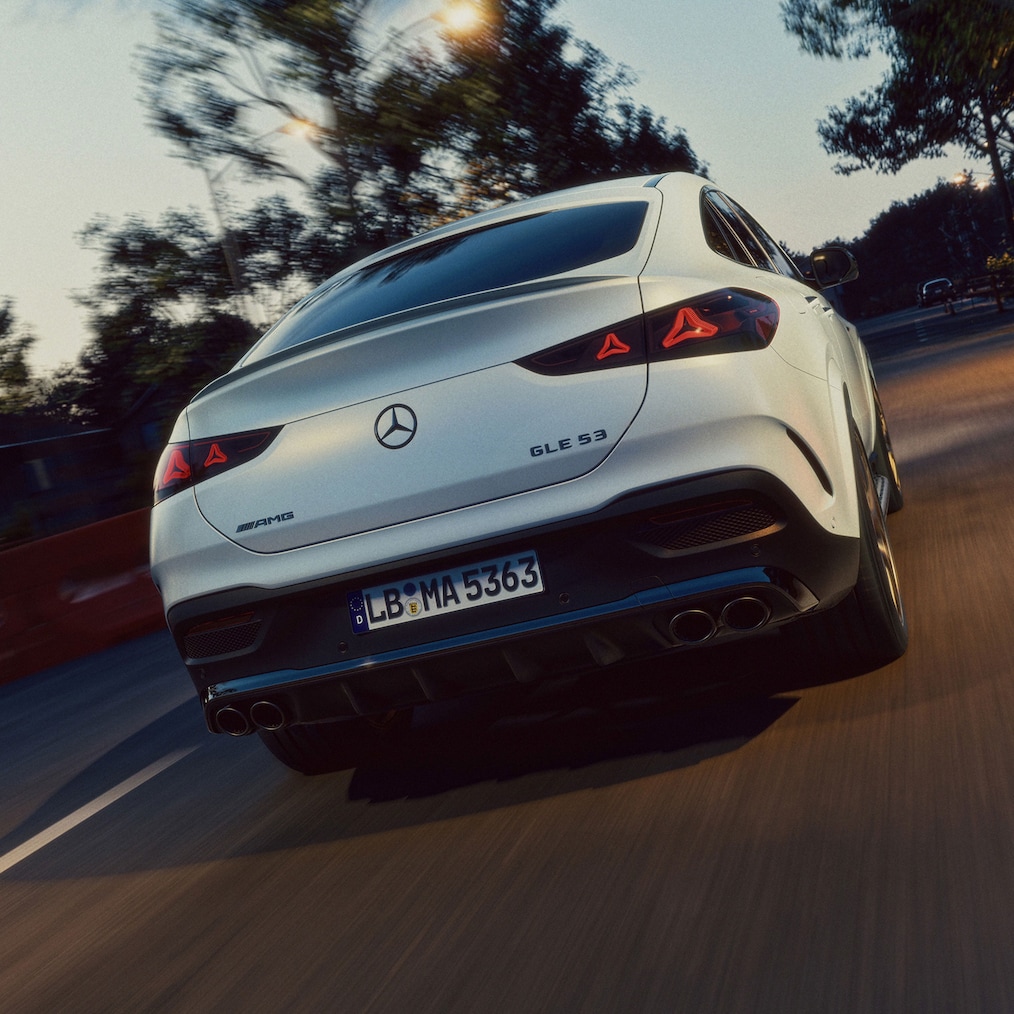 As jantes forjadas AMG de 22" com design de raios cruzados no Mercedes-AMG GLE Coupé.