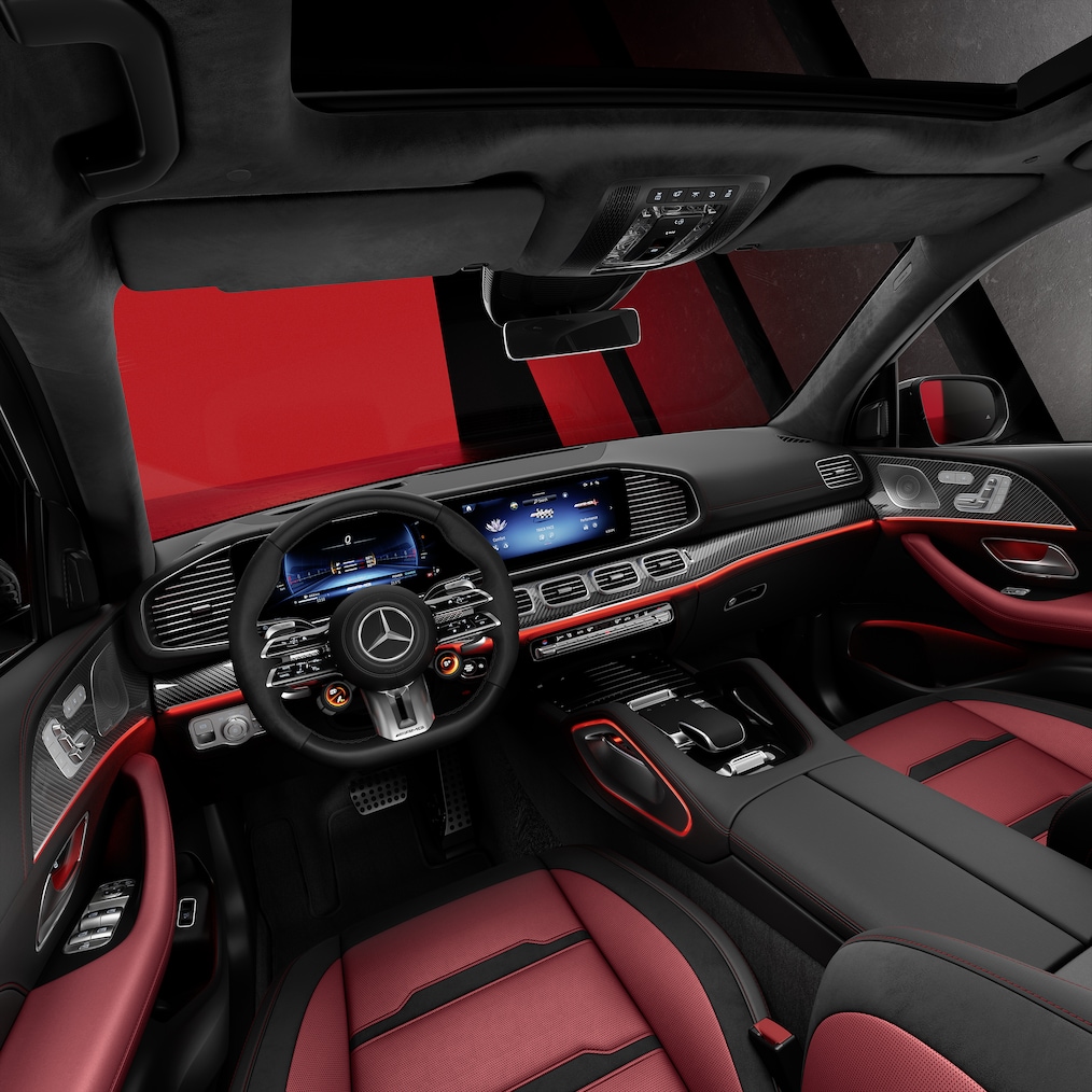 Vista lateral dos bancos dianteiros e cockpit de um Mercedes-AMG GLE SUV.