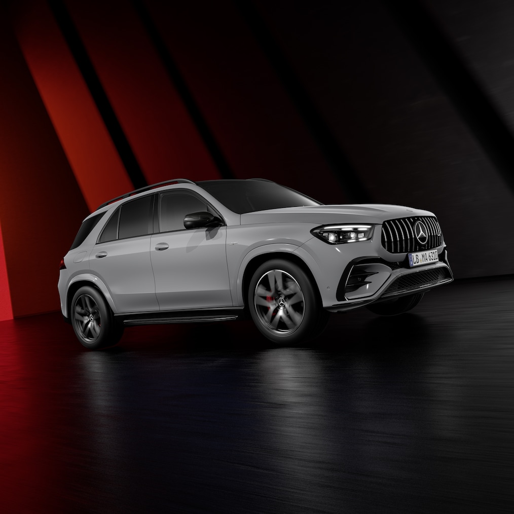 Vista dinâmica de um Mercedes-AMG GLE SUV (imagem de condução) ou todos os três modelos lado a lado.