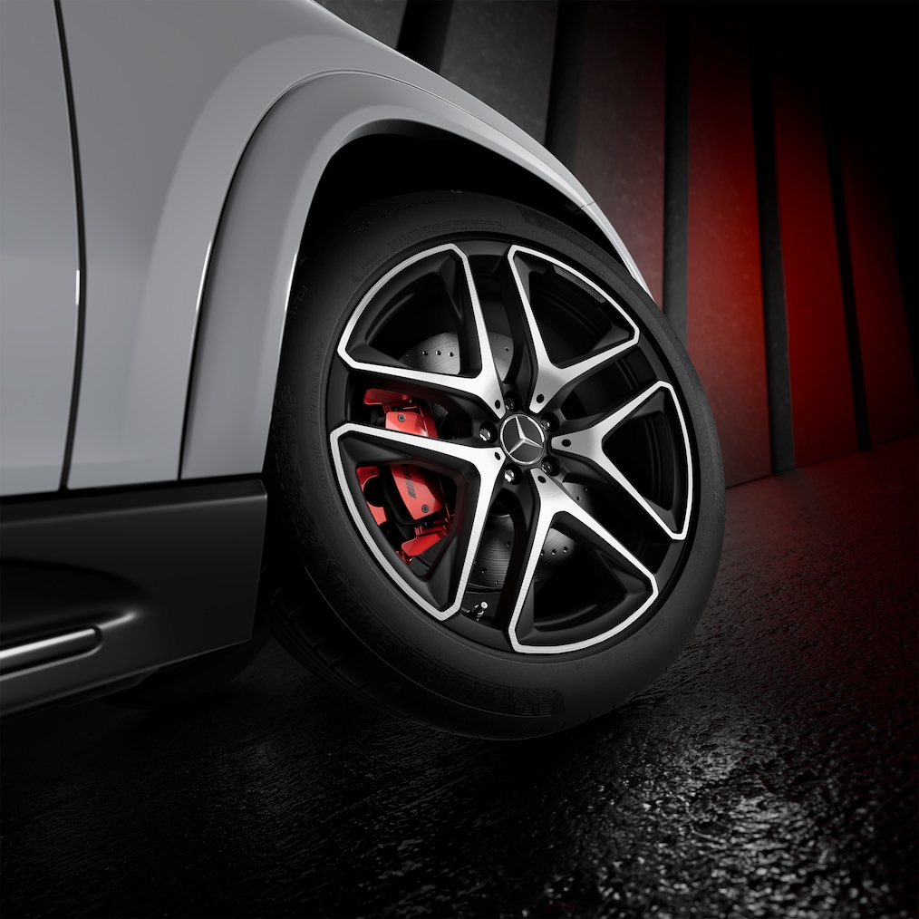 As jantes de liga leve AMG com design de 5 raios duplos do Mercedes-AMG GLE 53. 