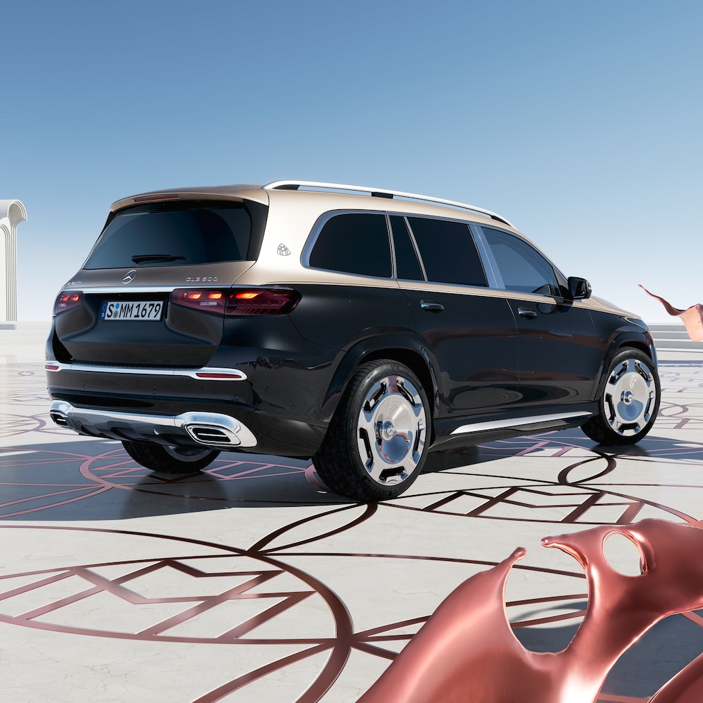 Vista da traseira do Mercedes-Maybach GLS 600 (pintura em dois tons e jantes exclusivas Maybach).