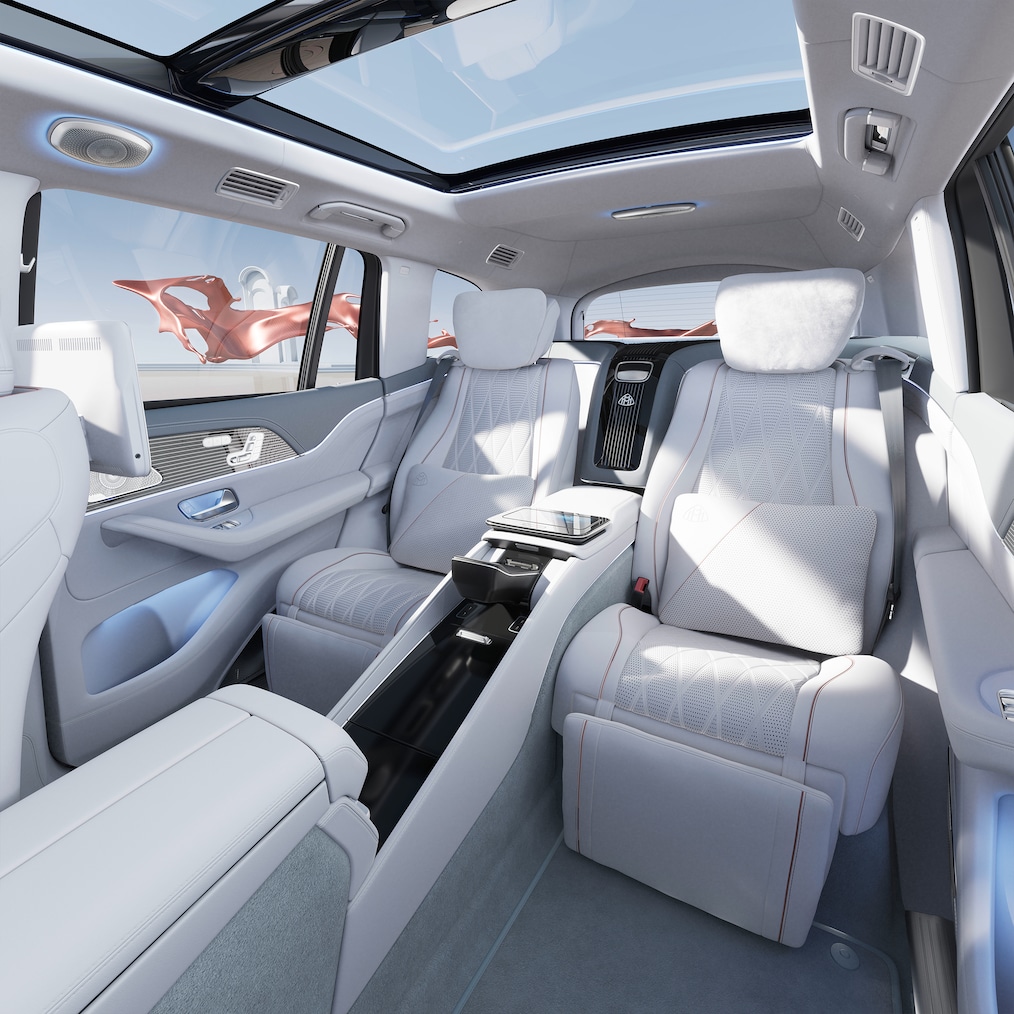 Vista frontal para o compartimento traseiro de primeira classe do Mercedes-Maybach GLS 600.
