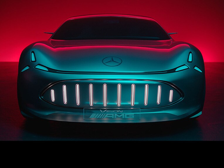 Vista frontal de um veículo Mercedes-AMG.