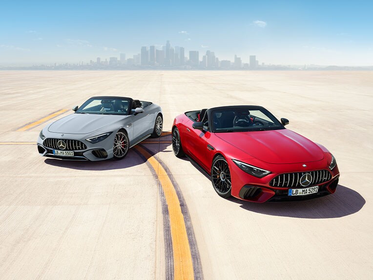 Vista frontal de dois Mercedes-AMG SL Roadster.