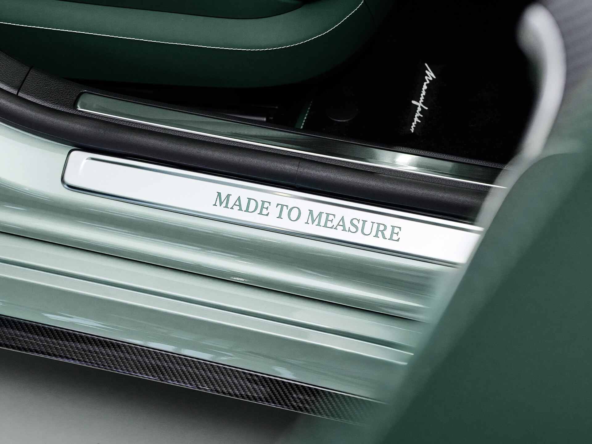 Uma soleira de porta MANUFAKTUR com a inscrição "Made to Measure".