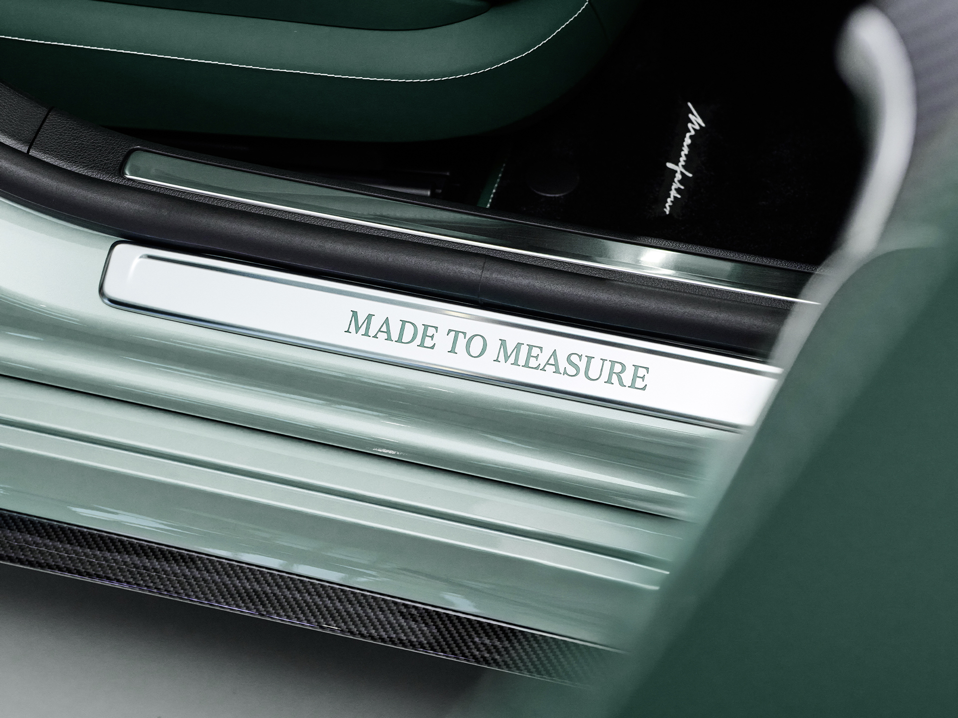 MANUFAKTUR Made to Measure | Mercedes-AMG Uma soleira de porta MANUFAKTUR com a inscrição "Made to Measure".