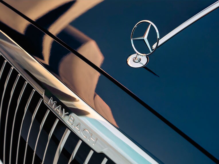 Uma grelha do radiador Mercedes-Maybach em cromado brilhante.