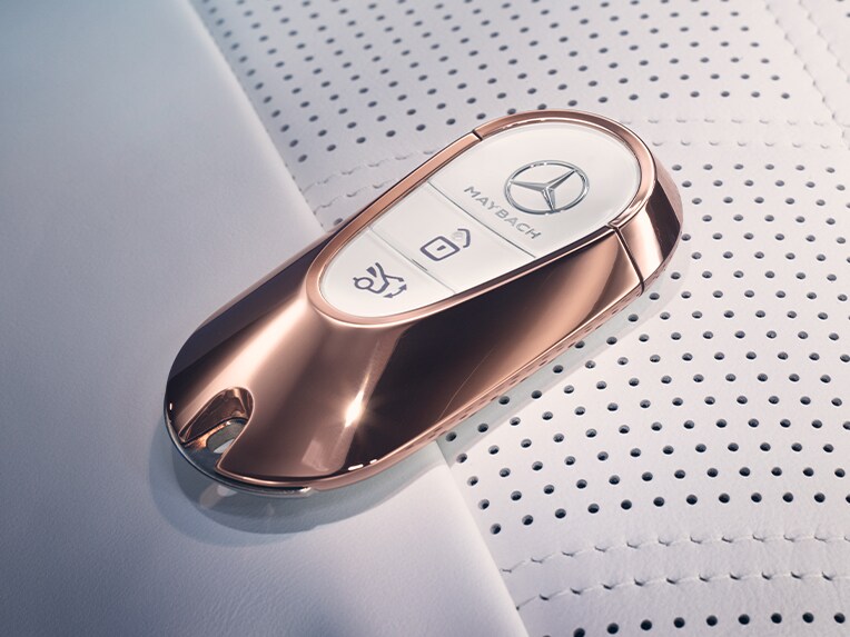 Uma chave do veículo Mercedes-Maybach em dourado rosé.