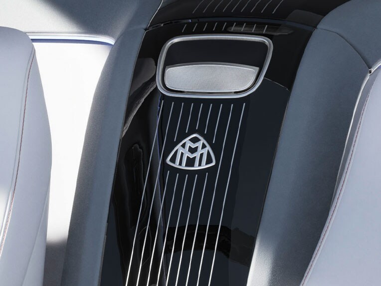 Elementos decorativos em madeira no interior de um Mercedes-Maybach.