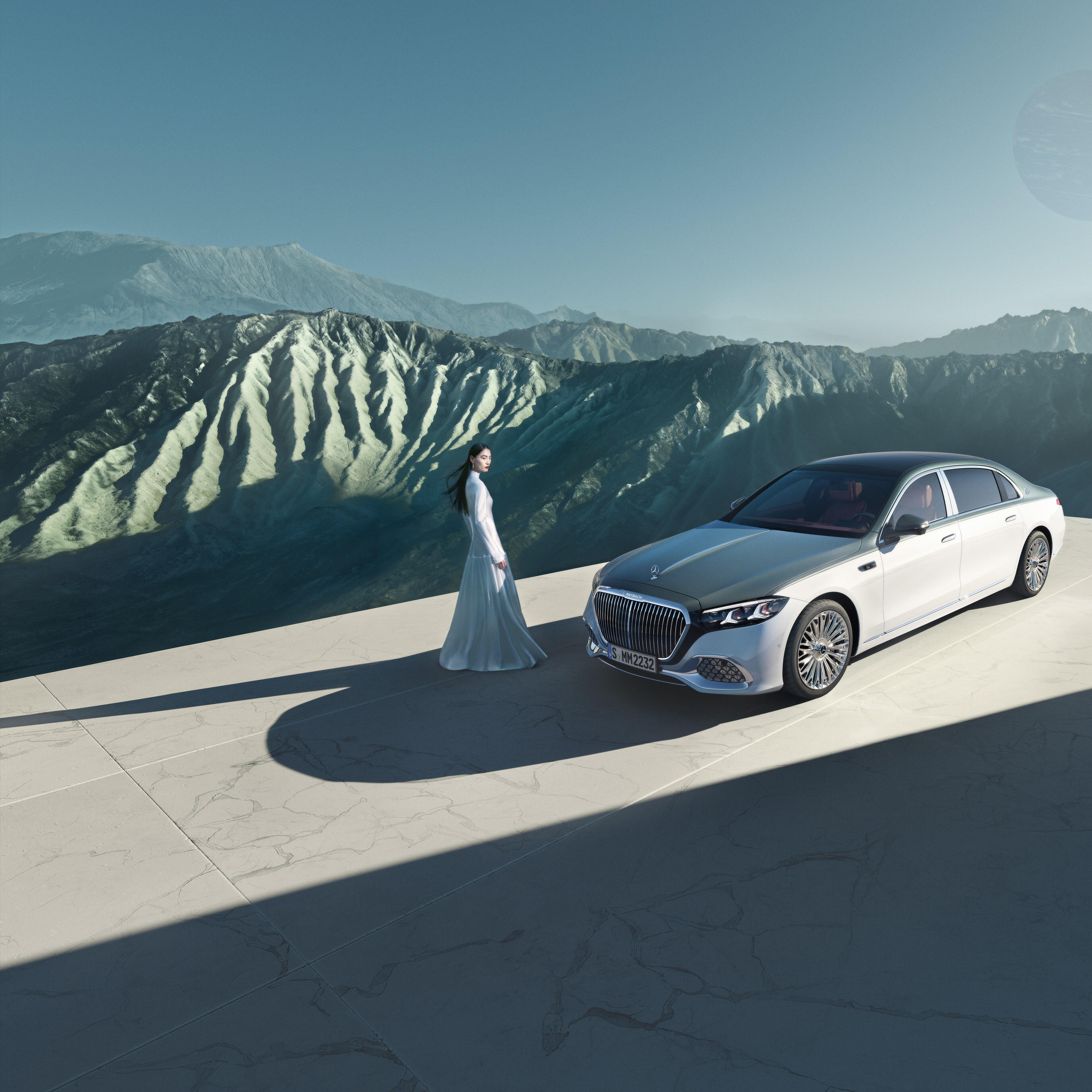 Hood with the central chrome trim strip in the Mercedes-Maybach S-Class