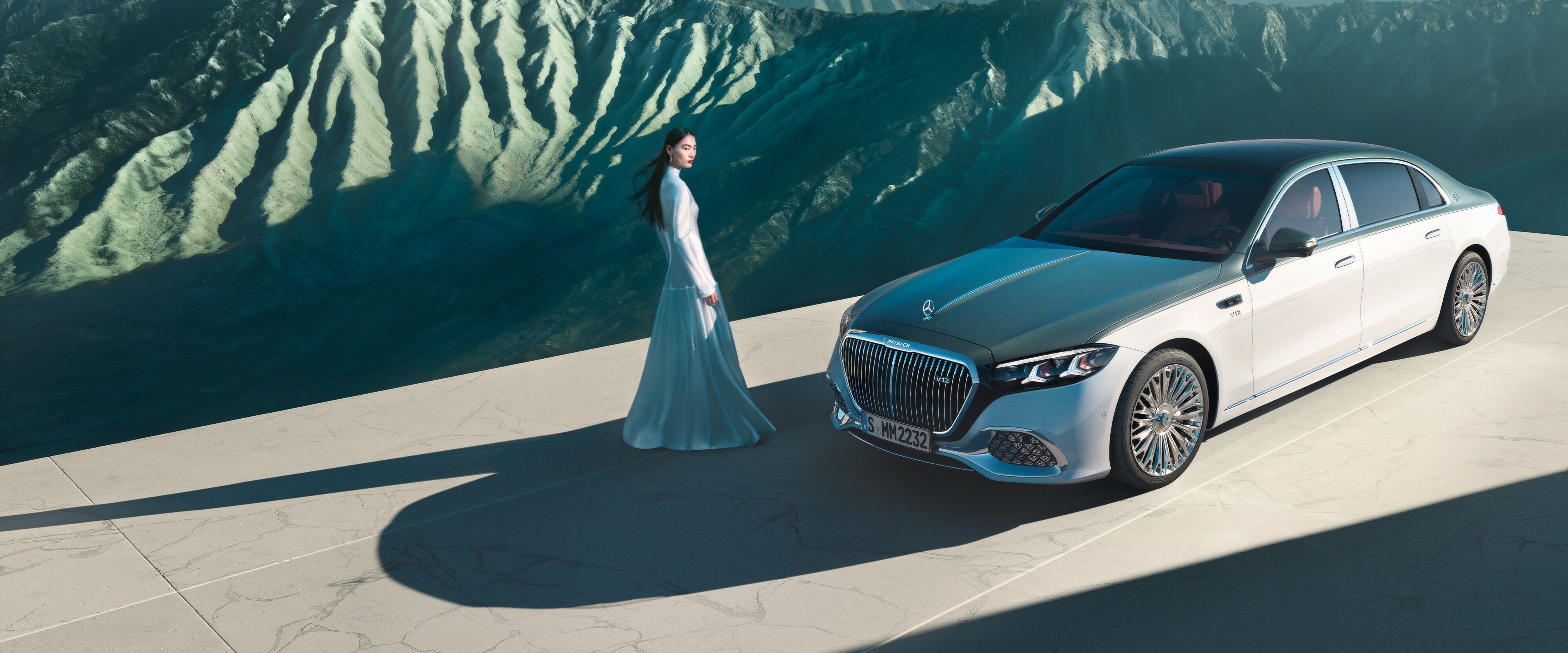 Um Mercedes-Maybach com pintura de duas tonalidades em diferentes perspetivas.