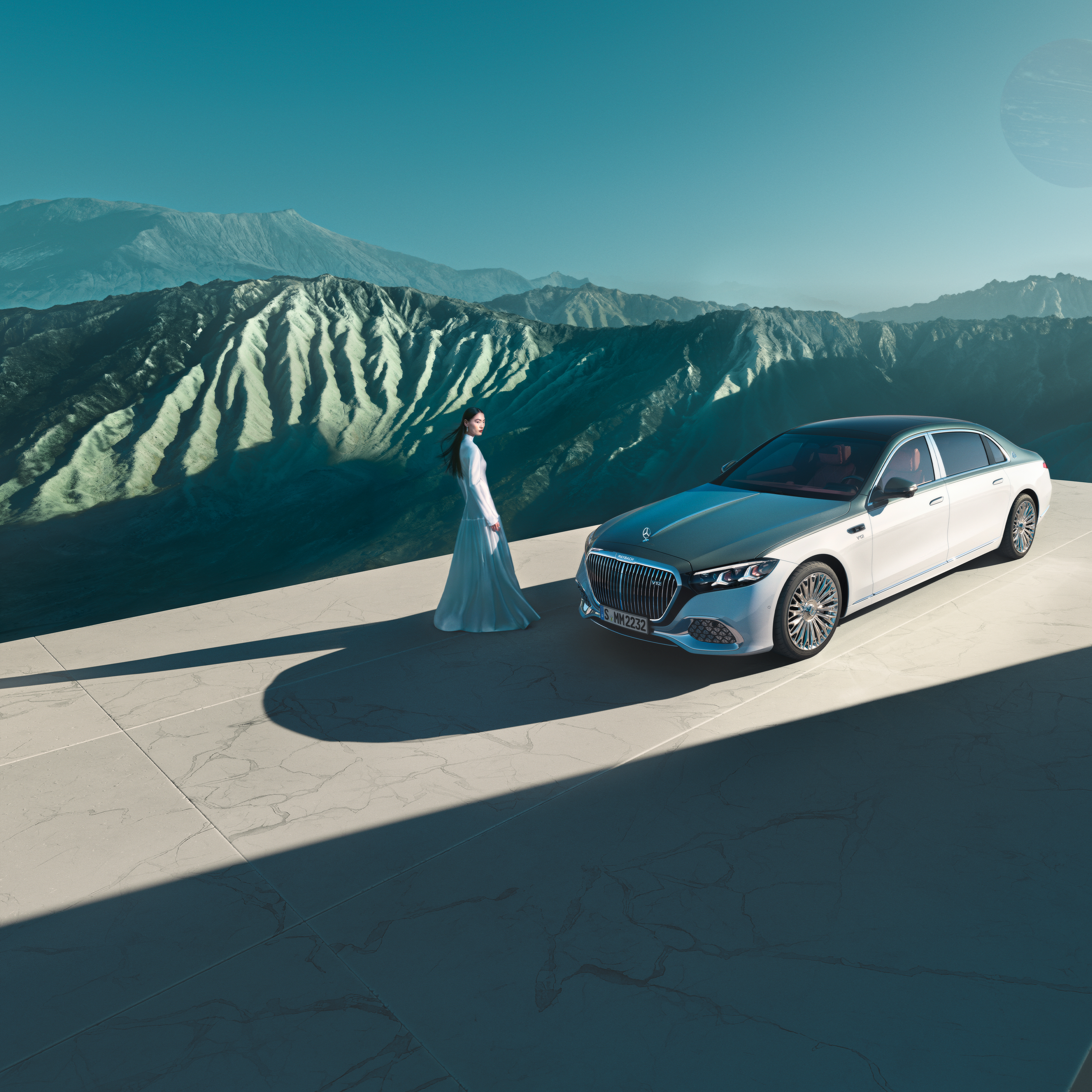 Marca | Mercedes-Maybach Um Mercedes-Maybach com pintura de duas tonalidades em diferentes perspetivas.