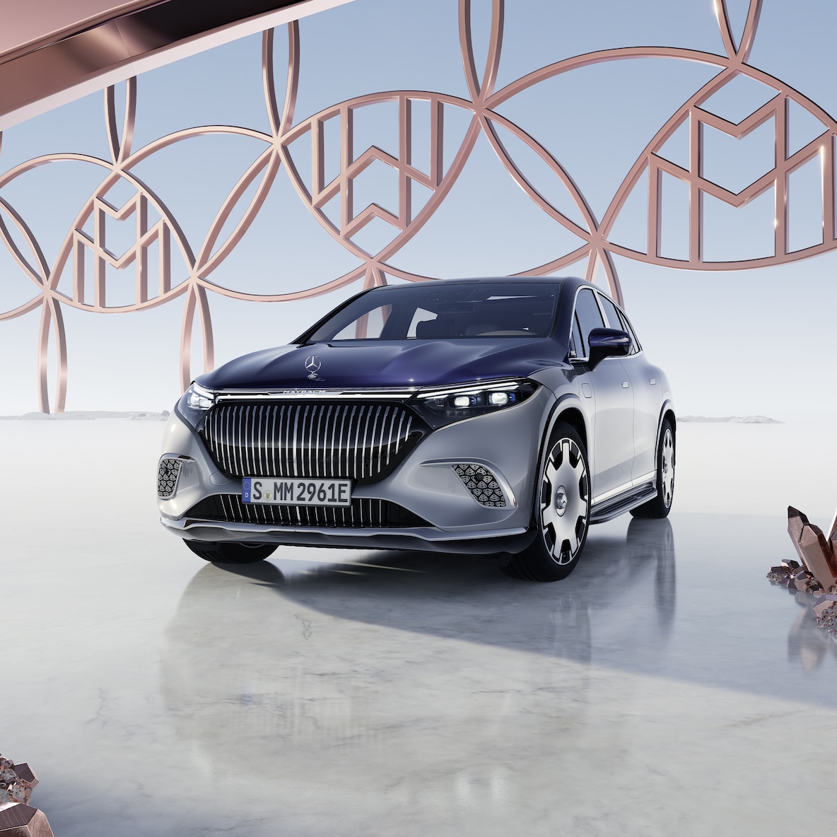 O SUV Mercedes-Maybach EQS com pintura em dois tons da Maybach visto de frente