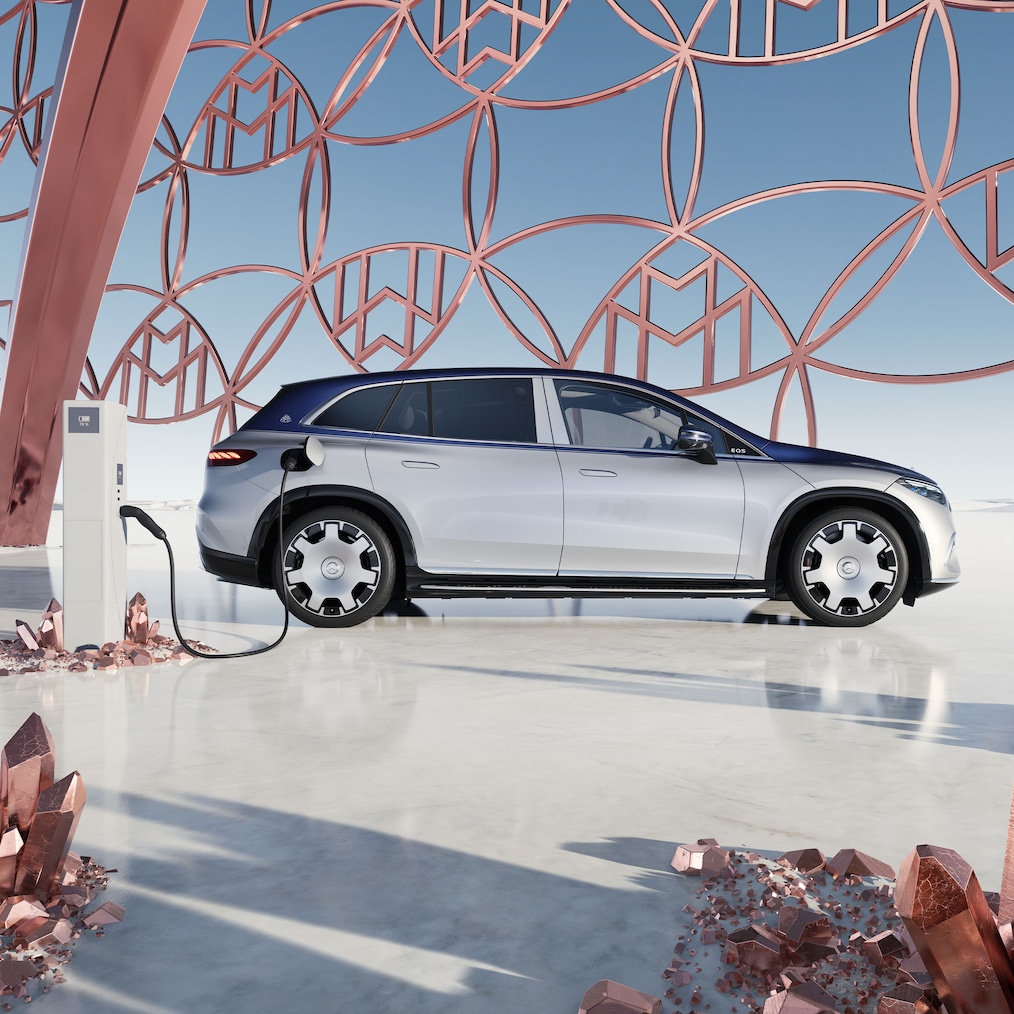 Lateral SUV Mercedes-Maybach EQS estação de carregamento com logótipo da marca