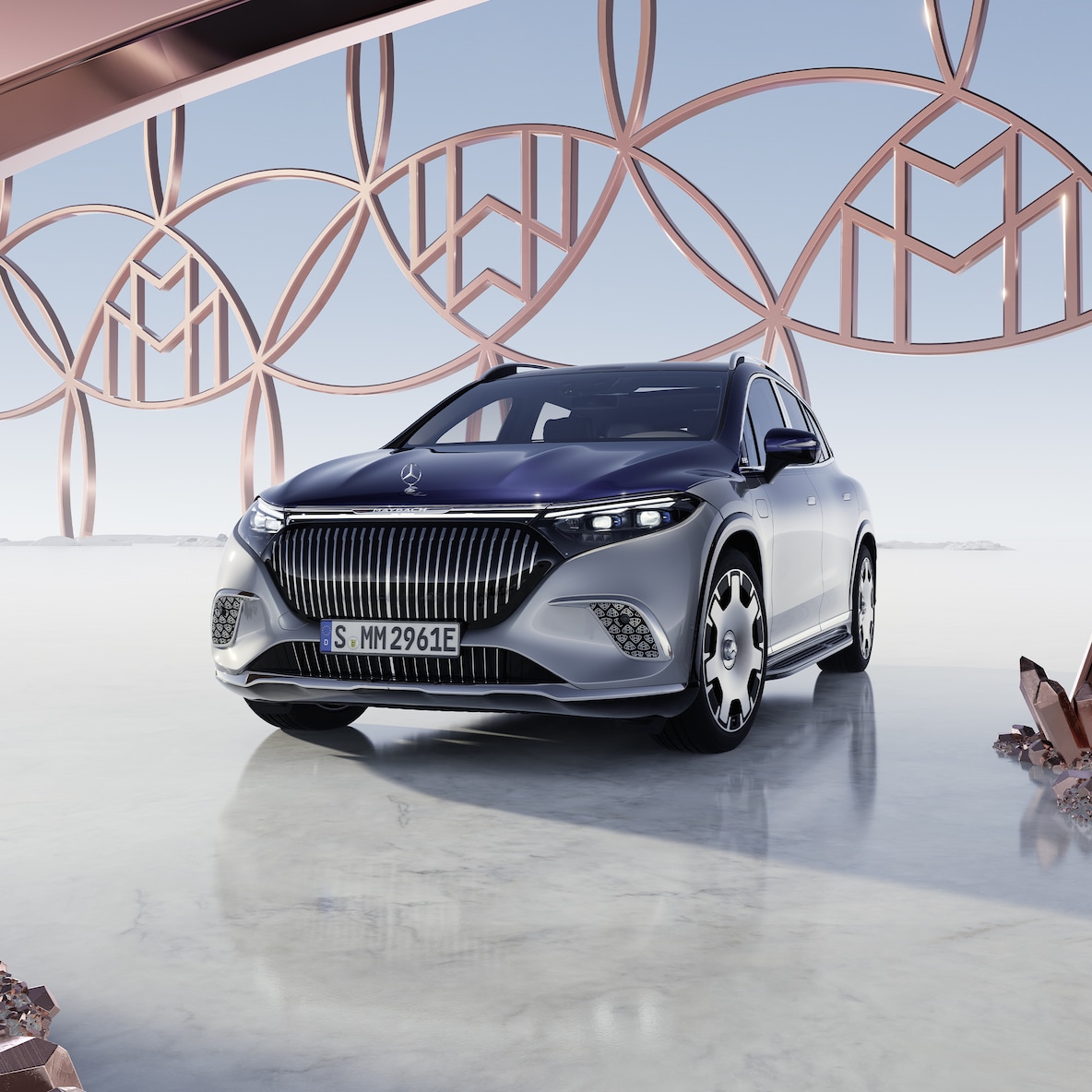 O SUV Mercedes-Maybach EQS com pintura em dois tons da Maybach visto de frente.