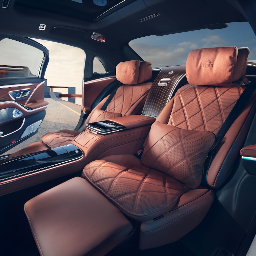 O espaço traseiro com bancos Executive do Classe S do Mercedes-Maybach.