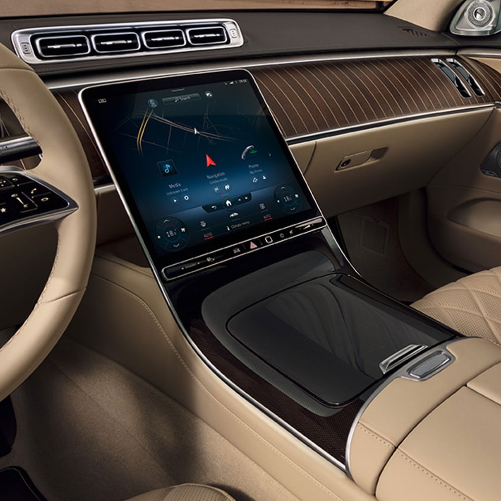 O display central OLED de 32,5 cm (12,8") no Mercedes-Benz Classe S Limousine Longa.