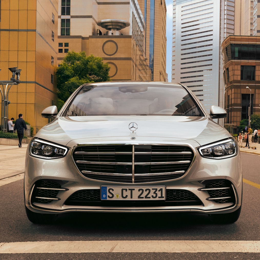 A estrela Mercedes na vertical na grelha do radiador clássica do Mercedes-Benz Classe S Limousine Longa.