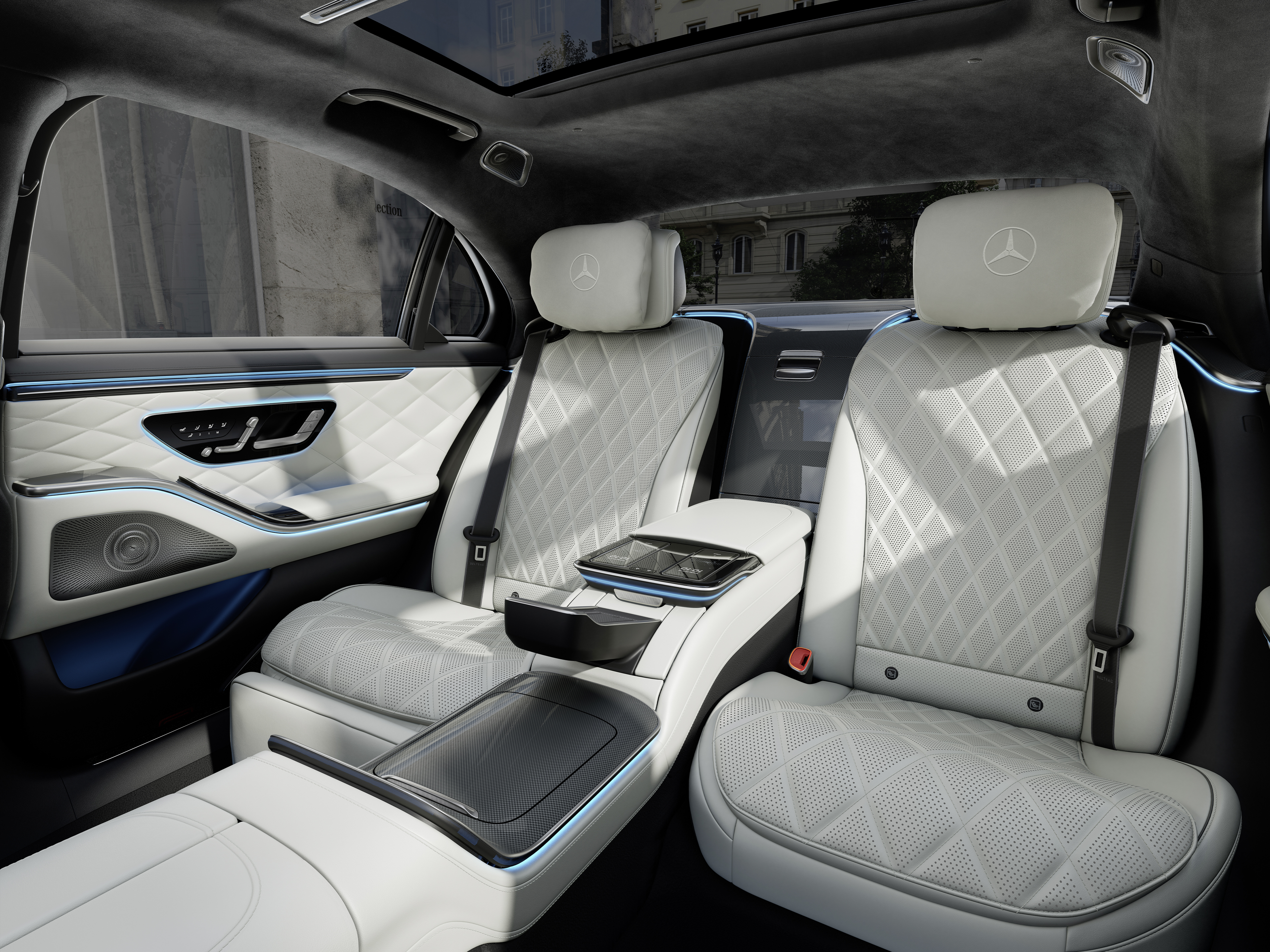 Interior | Classe S Limousine | Mercedes-Benz O cockpit do novo Mercedes-Benz Classe S Limousine Longo mostrado entre os dois bancos da frente.