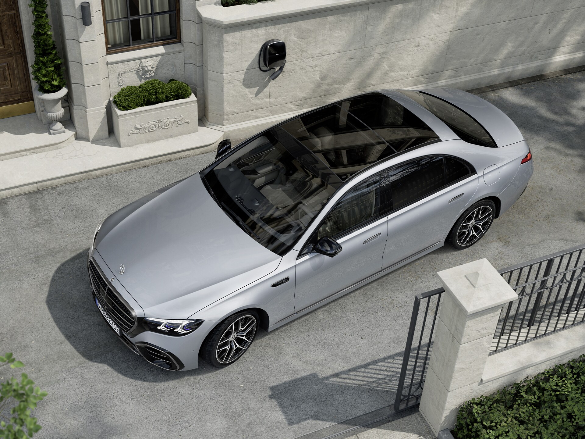 O novo Mercedes-Benz Classe S Limousine Long híbrido plug-in junto a uma wallbox.