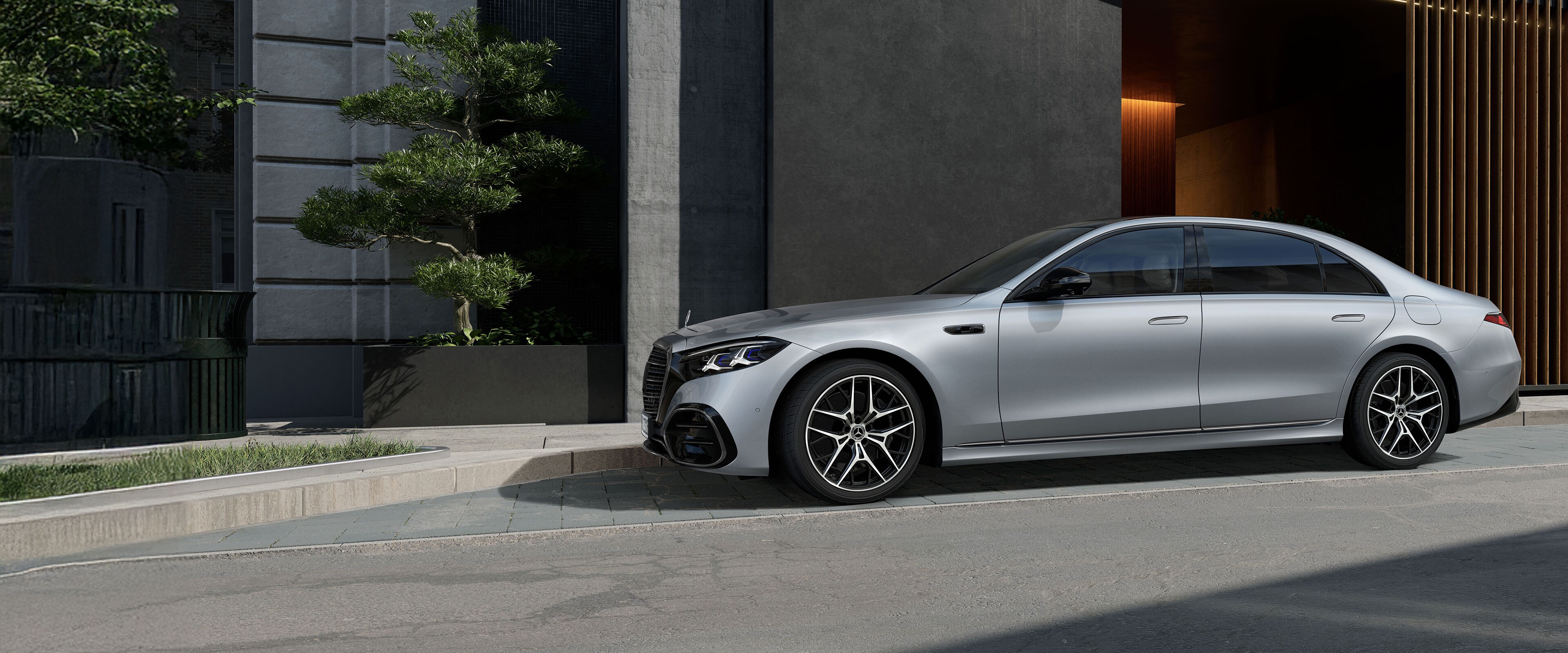 O novo Mercedes-Benz Classe S Limousine Longo numa vista lateral de perto.
