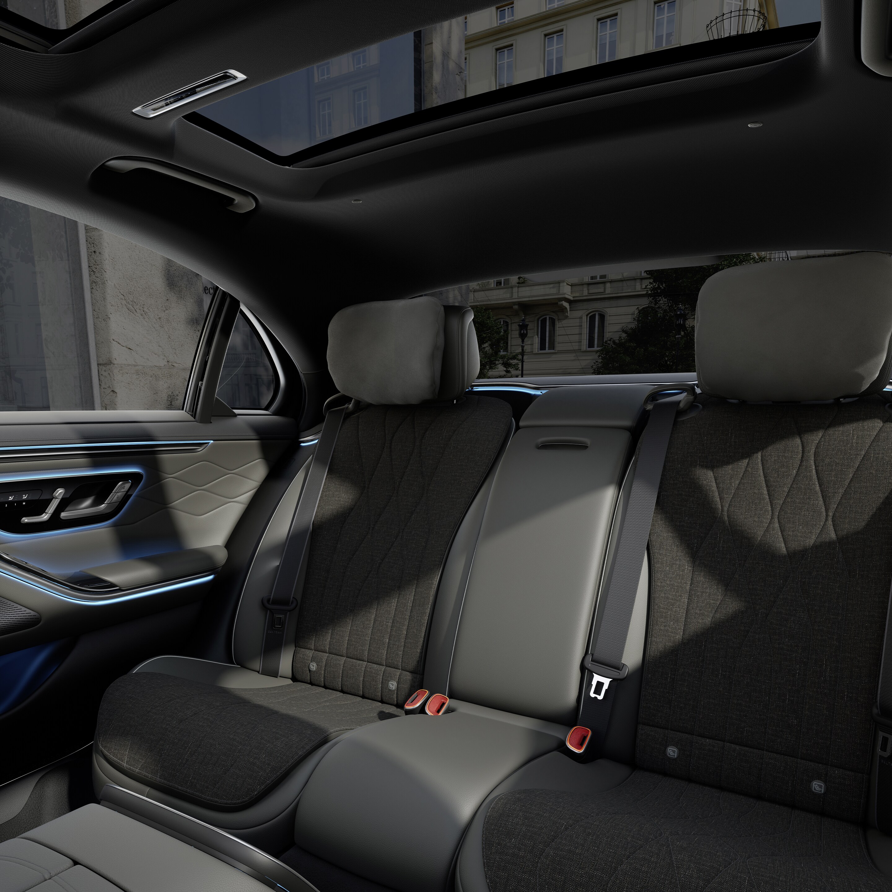 O cockpit da nova Mercedes-Benz Limousine é mostrado entre os dois bancos da frente.