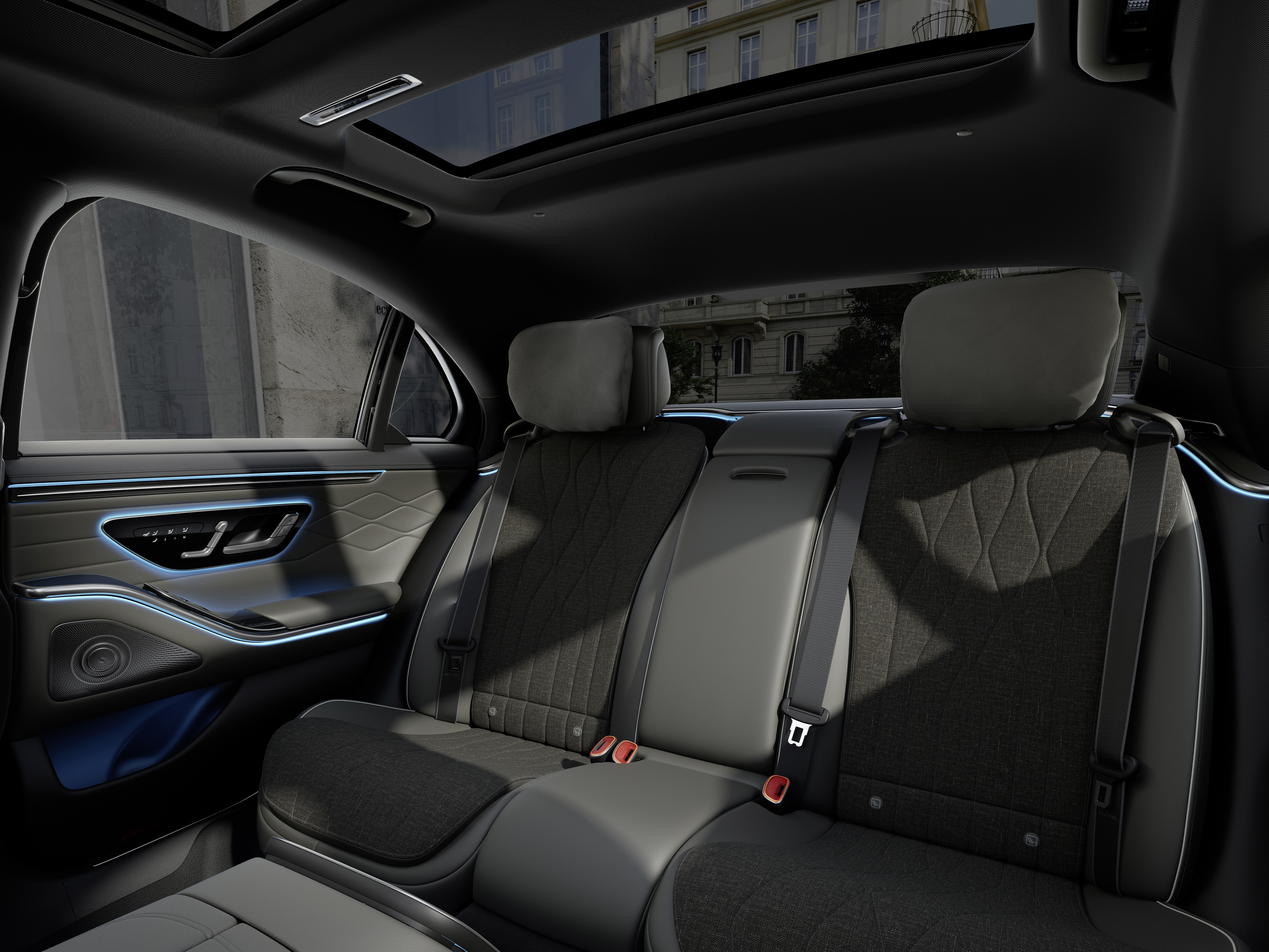 Interior | Classe S Limousine | Mercedes-Benz O cockpit da nova Mercedes-Benz Limousine é mostrado entre os dois bancos da frente.