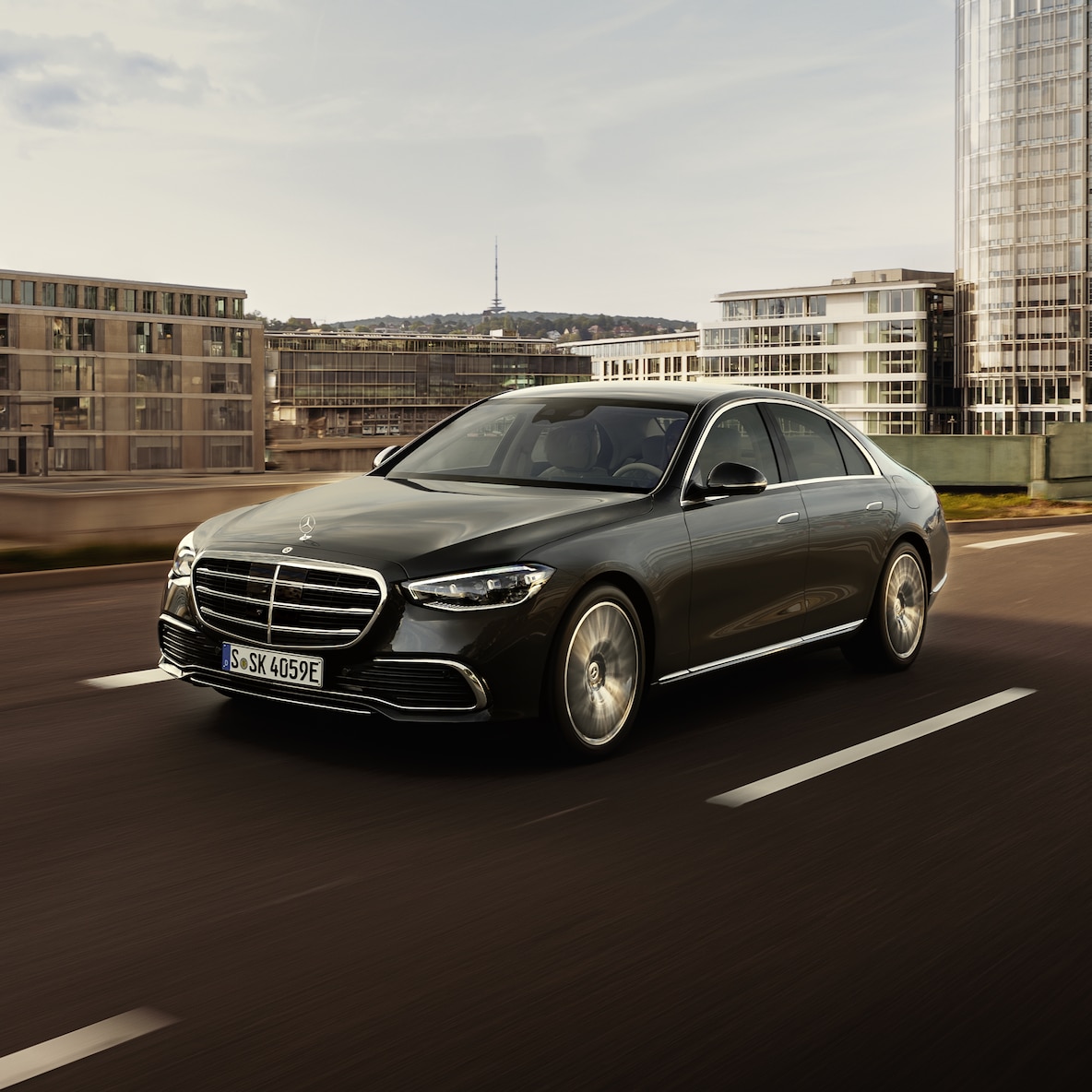 Vista lateral do Mercedes-Benz Classe S Limousine.