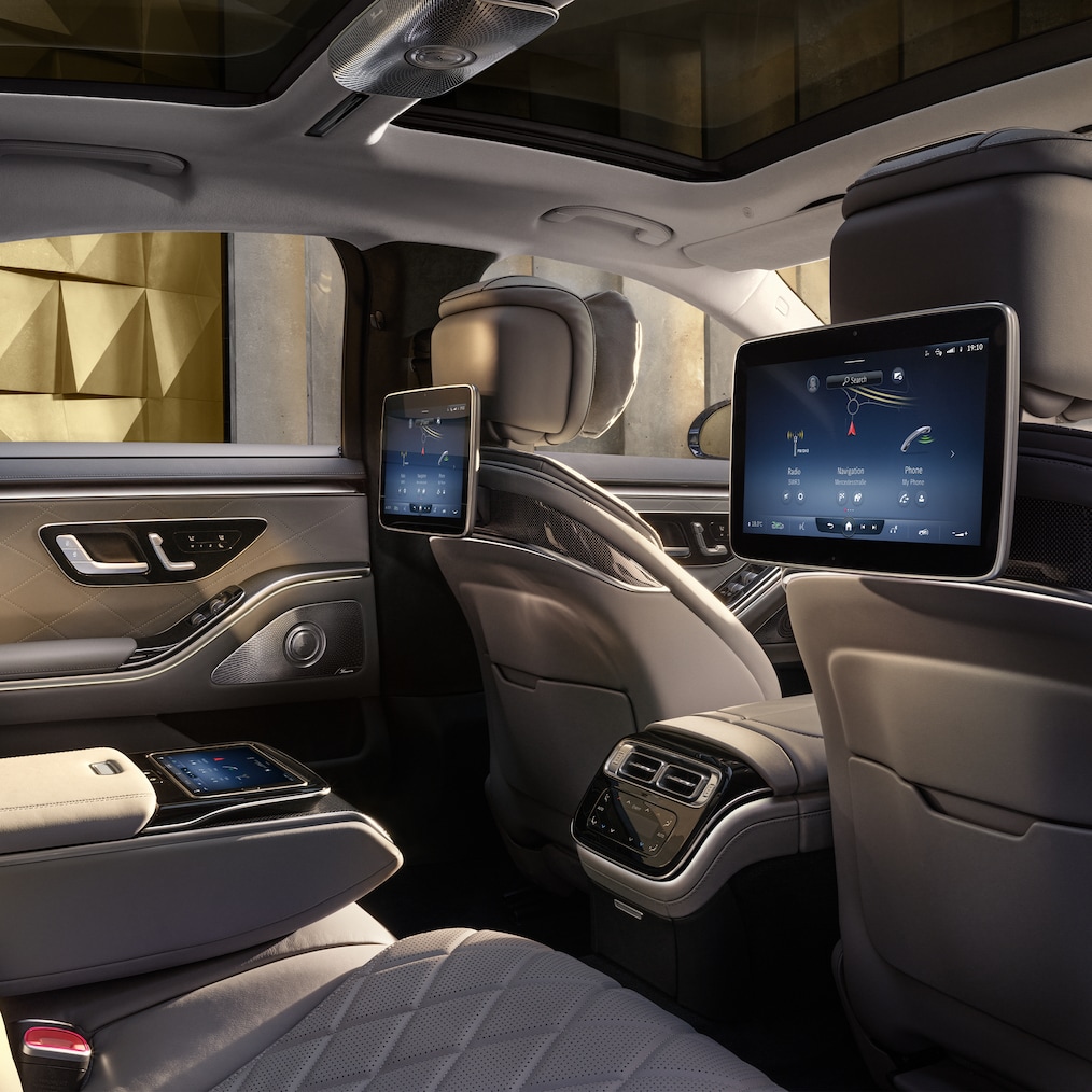 O espaço traseiro do Mercedes-Benz Classe S Limousine com consola central Business contínua.