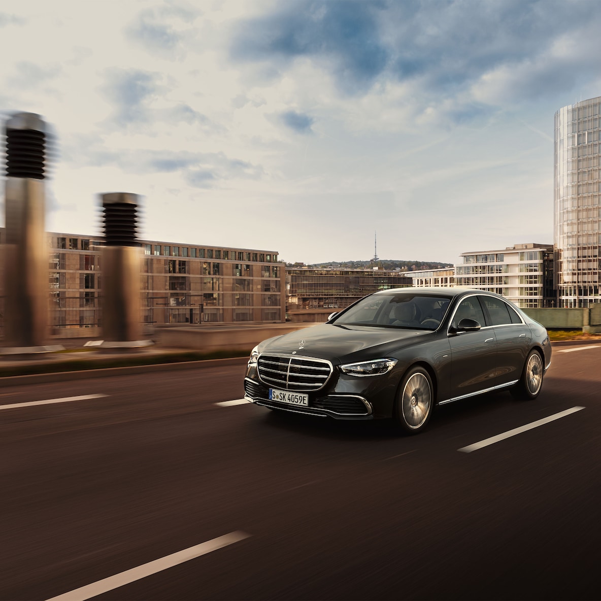 Vista lateral do Mercedes-Benz Classe S Limousine.
