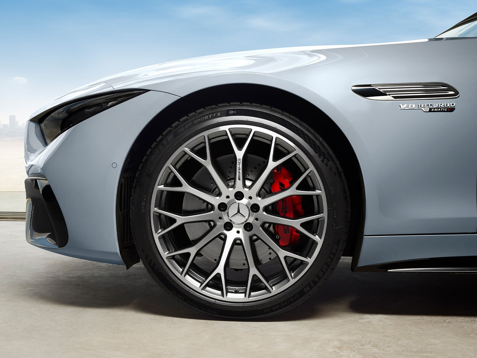 Vista lateral do Mercedes-AMG SL Roadster.