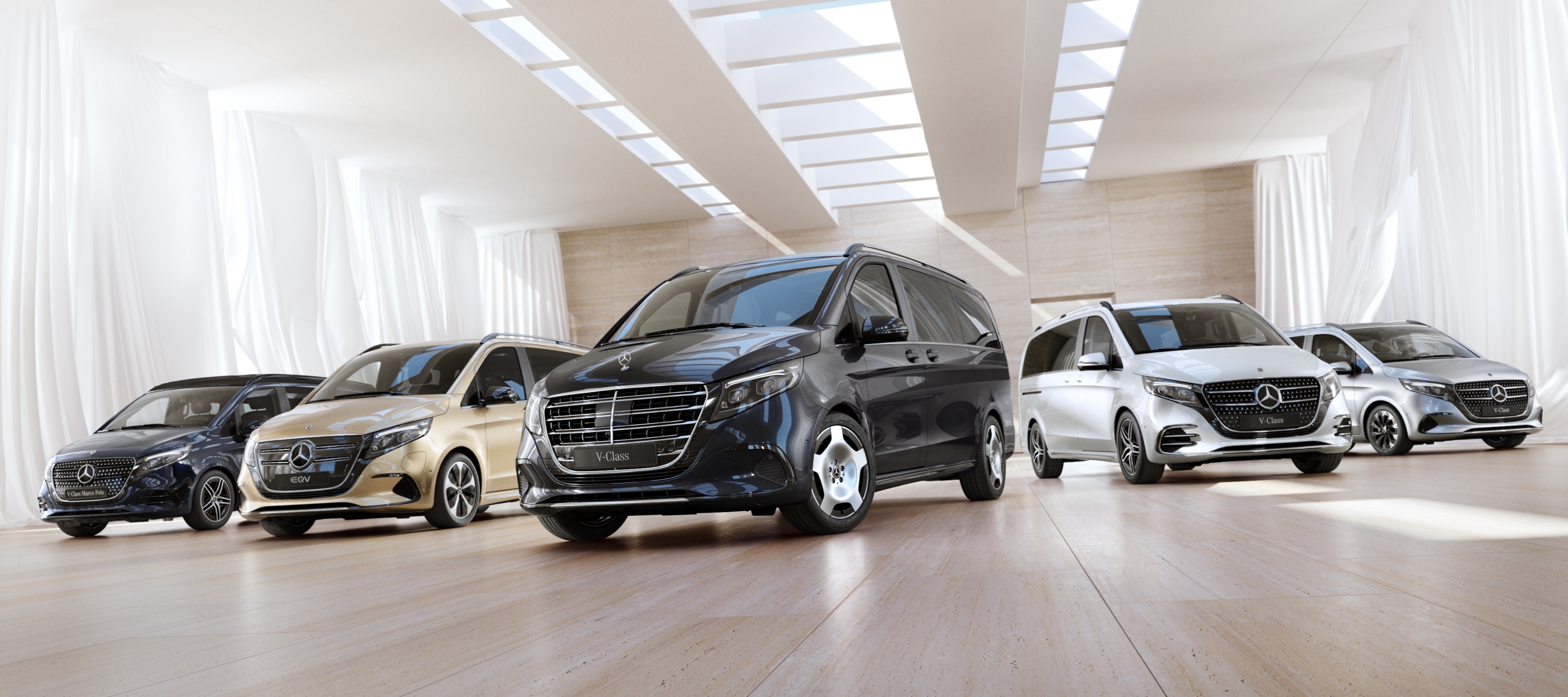 EQV, Classe V e Classe V Marco Polo | Mercedes-Benz O EQV, o Classe V e o Classe V Marco Polo da Mercedes-Benz apresentam-se num espaço envolto em cortinas.