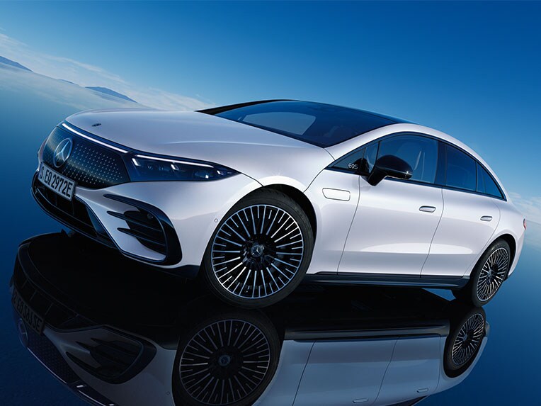O EQS da Mercedes-EQ numa vista frontal lateral.