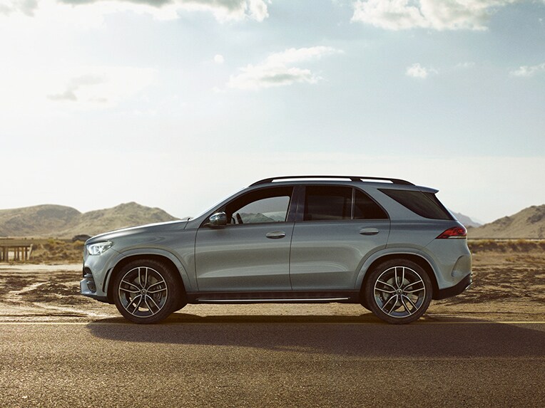 Vista lateral do Mercedes-Benz GLE numa zona rural.