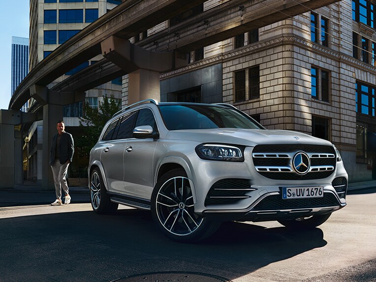 O Mercedes-Benz GLS numa vista frontal lateral na cidade.