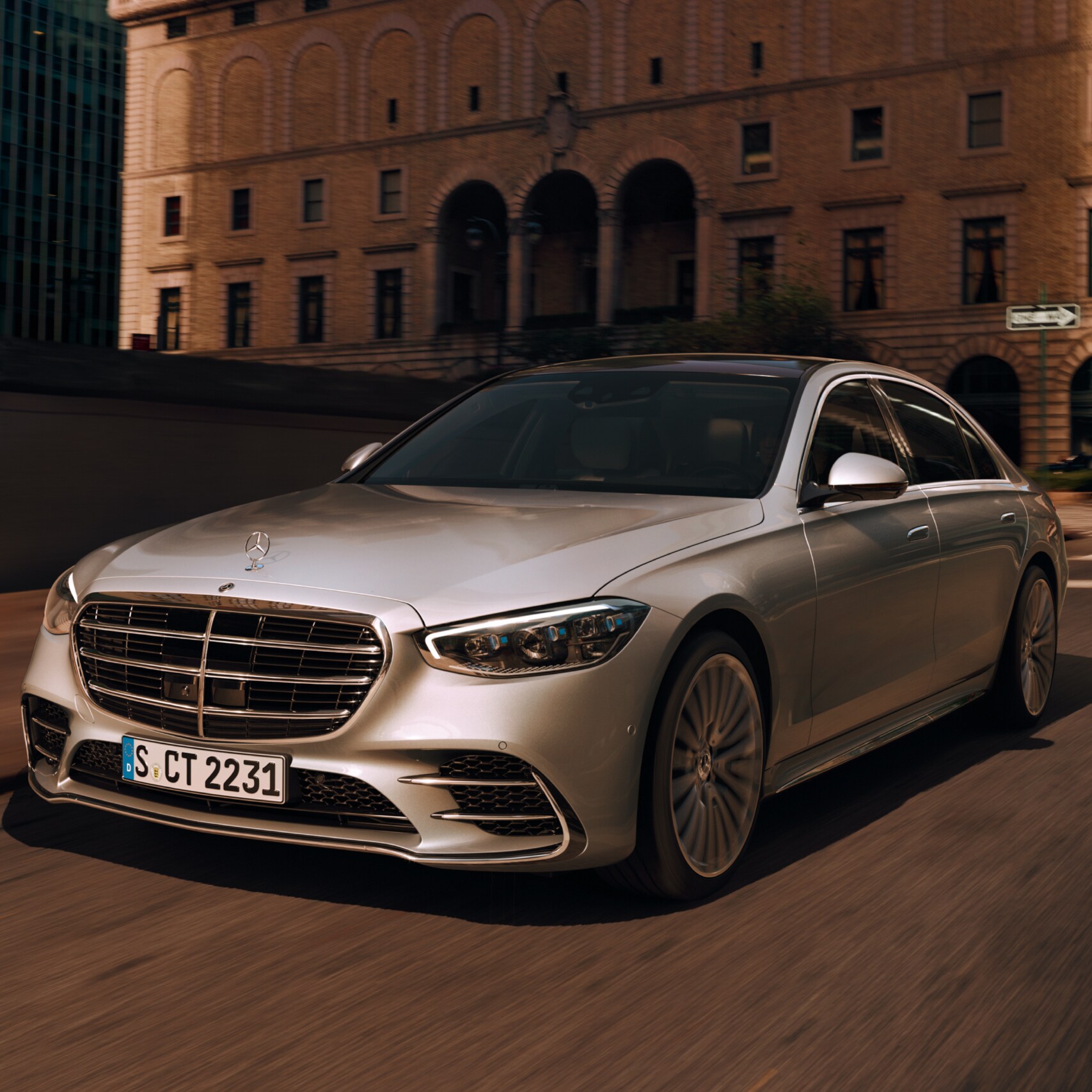 Vista frontal de um Mercedes-Benz Classe S prata em circulação numa estrada