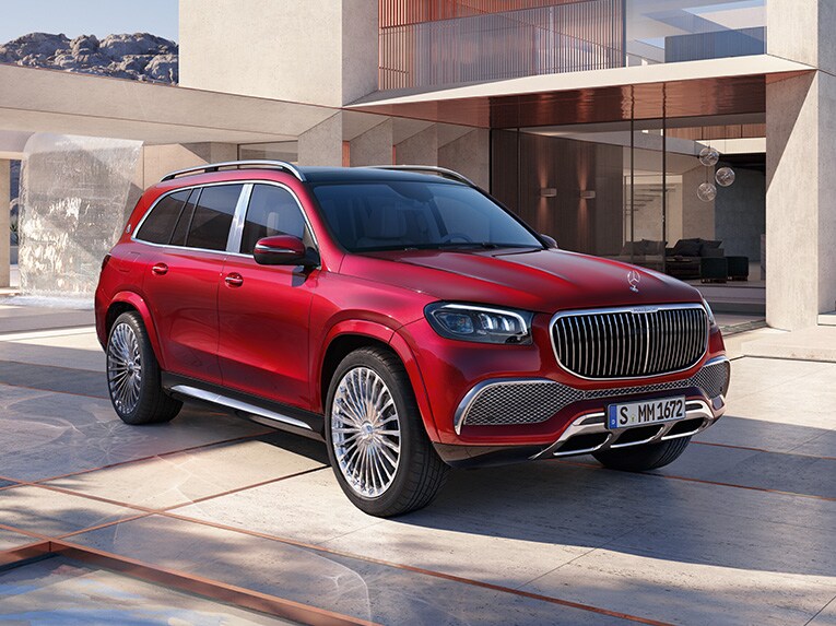 Vista frontal lateral do Mercedes-Maybach GLS em frente a uma casa moderna