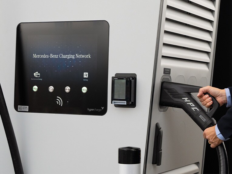 Uma estação da Rede de Carregamento Mercedes-Benz em funcionamento. Mobilidade elétrica by Mercedes-Benz.