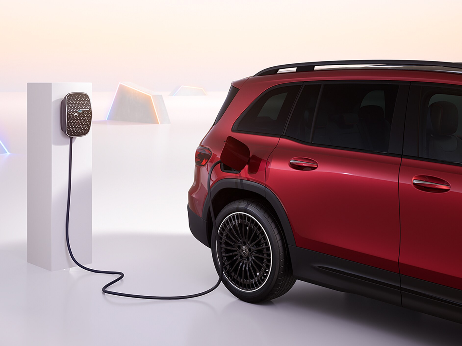 O automóvel elétrico EQB a carregar numa Mercedes-Benz Wallbox.