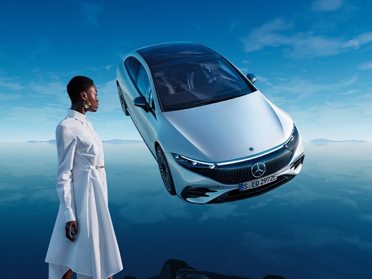 O EQS totalmente elétrico da Mercedes-EQ no seu mundo EQ azul com uma superfície de piso refletora.