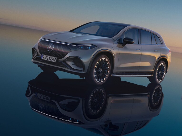 O EQS SUV totalmente elétrico da Mercedes-EQ no seu universo EQS SUV com uma superfície refletora.
