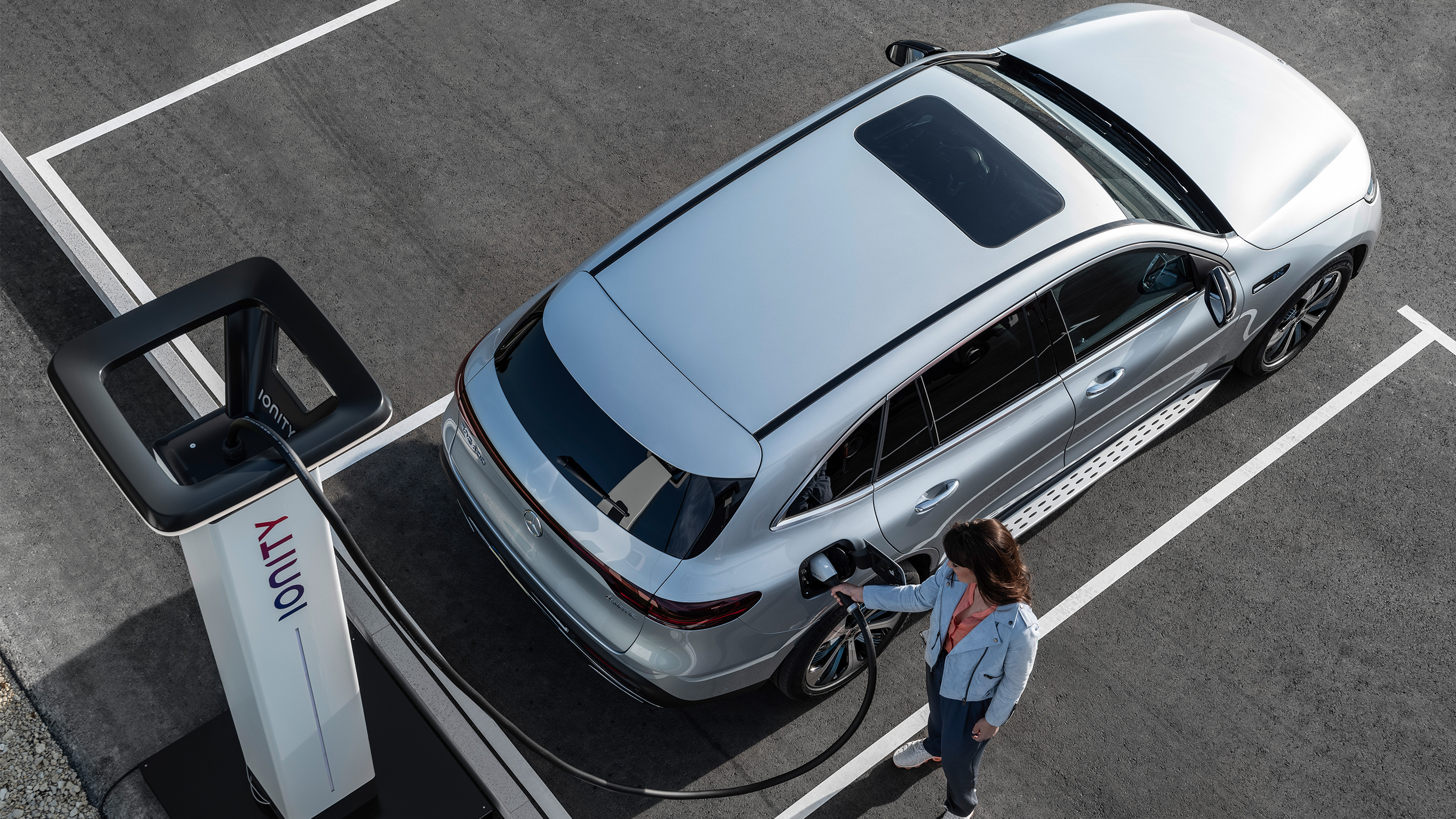 Carregamento público com a Mercedes-Benz e a IONITY Uma pessoa carrega um Mercedes-Benz numa estação de carregamento IONITY