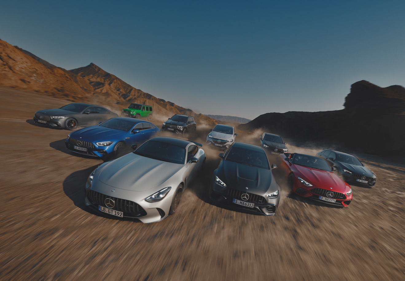 Gama de modelos Mercedes-Benz AMG no deserto. Mercedes-Benz AMG Performance para a pista de corrida - e para a estrada.