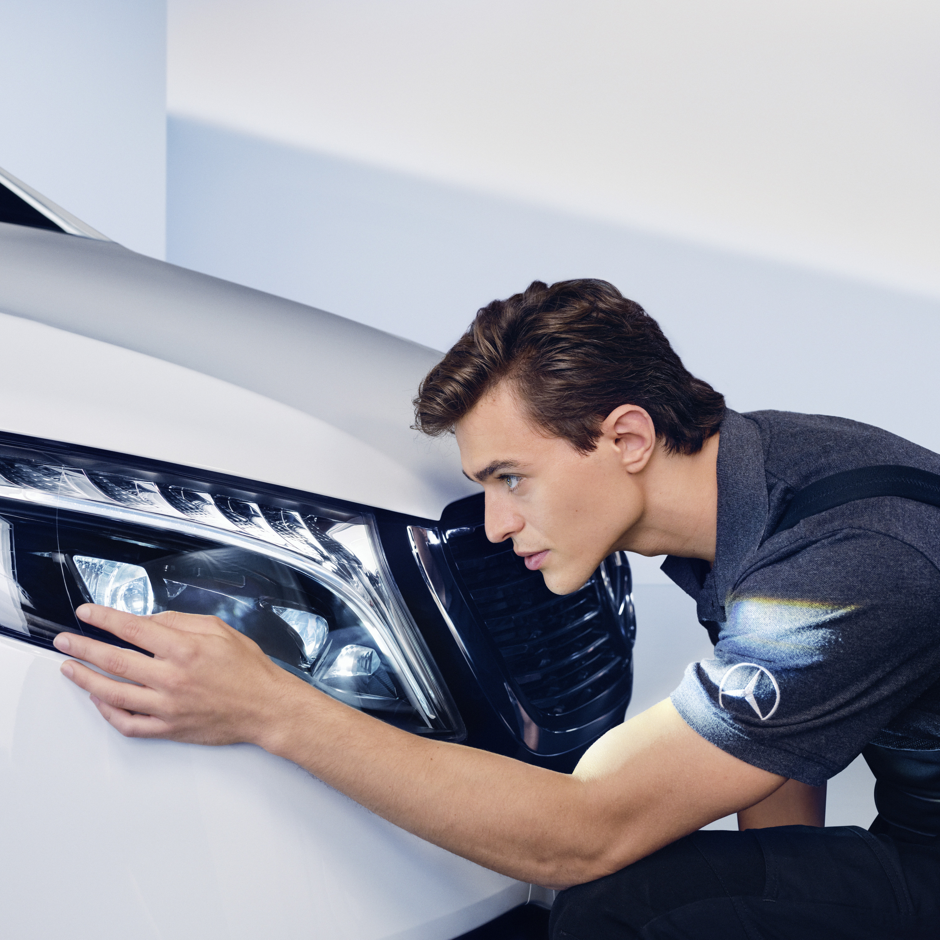 SmallRepair | Mercedes-Benz Um técnico de serviço verifica o farol de um Mercedes-Benz.