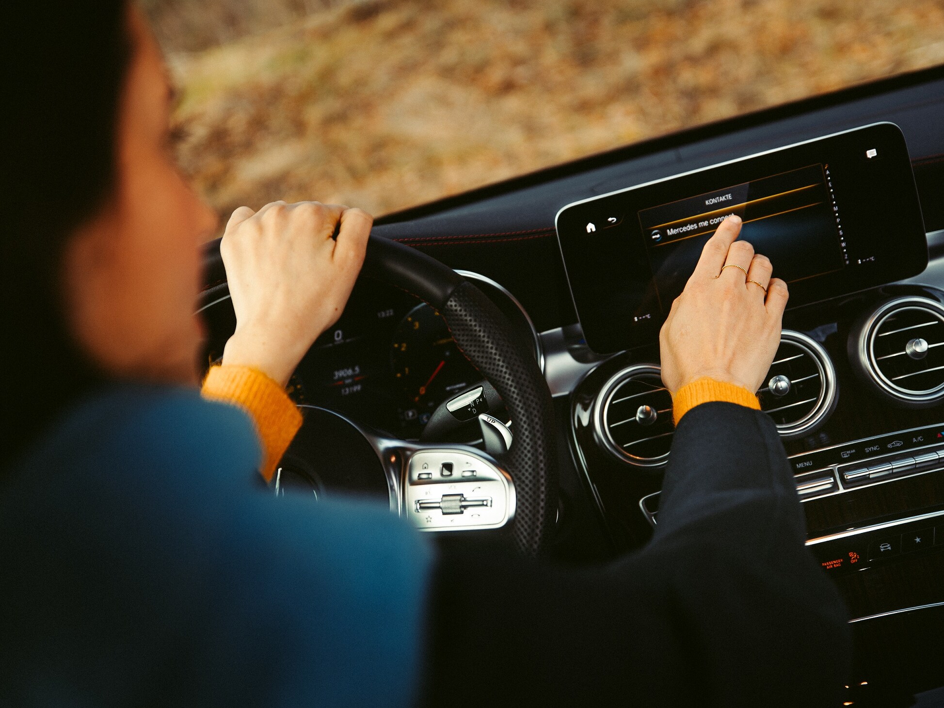 A tecla Mercedes me na lista telefónica do seu veículo estabelece imediatamente a ligação entre o condutor e um colaborador do Serviço Mercedes-Benz.